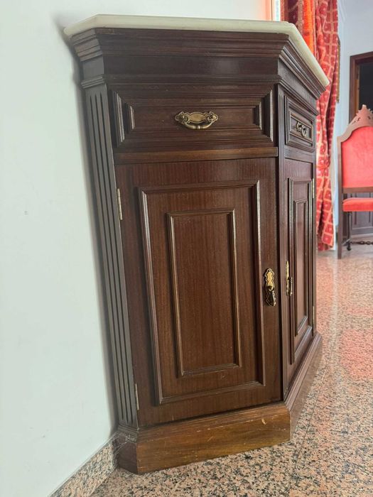 Conjunto de 1 espelho e 3 aparadores com a parte superior em mármore