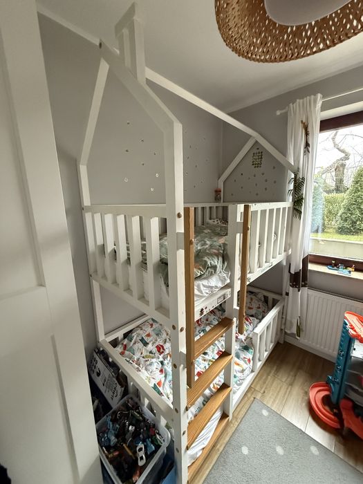 Drewniane łóżko piętrowe domek + dwa materace