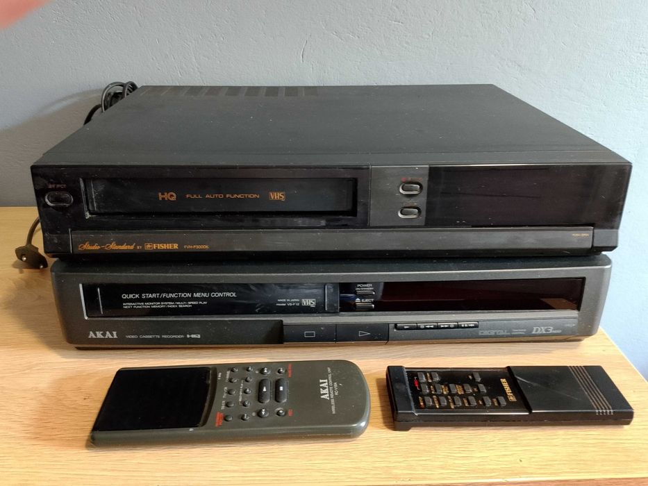 Magnetowid video Akai i fisher z pilotem VHS video