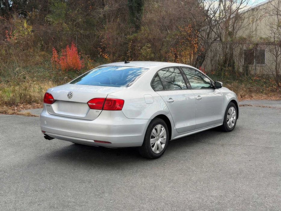 Volkswagen Jetta SE with Connectivity      2014