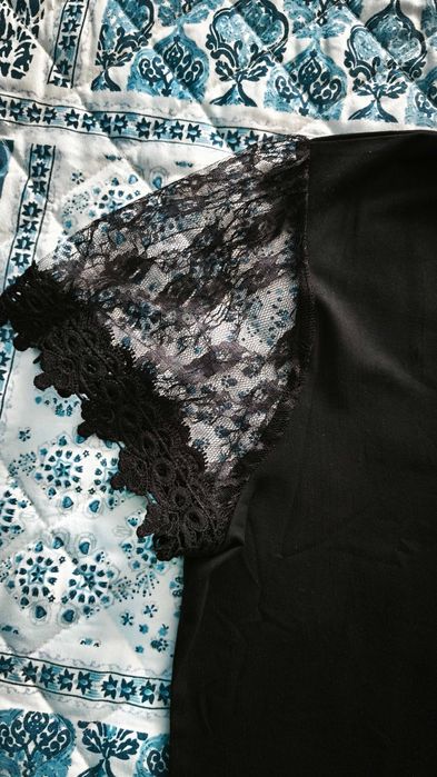 T-shirt Preta Elegante com Mangas de Renda Tamanho XL