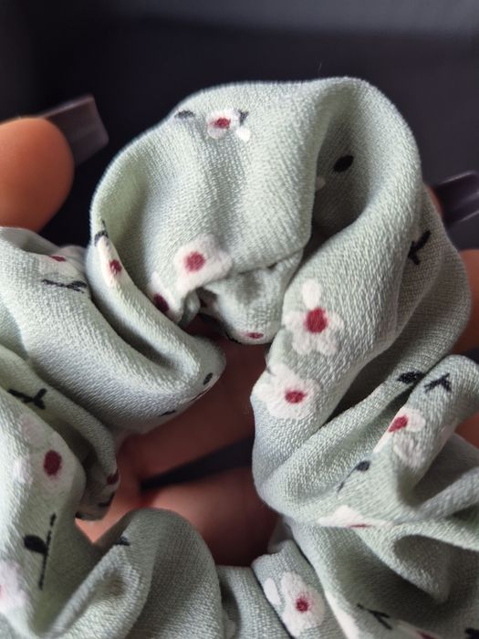 Gumka scrunchie zielona w kwiatki