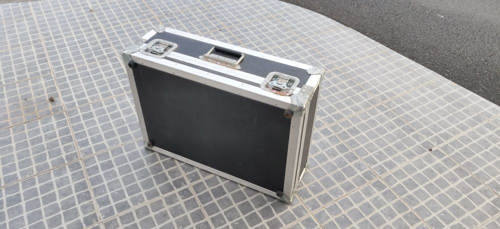 Mesa de som Mackie CFX16 MK2 com case alumínio