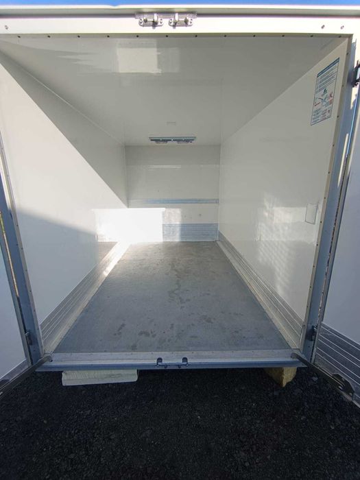 Komora chłodnicza zewnętrzna izotermiczna.