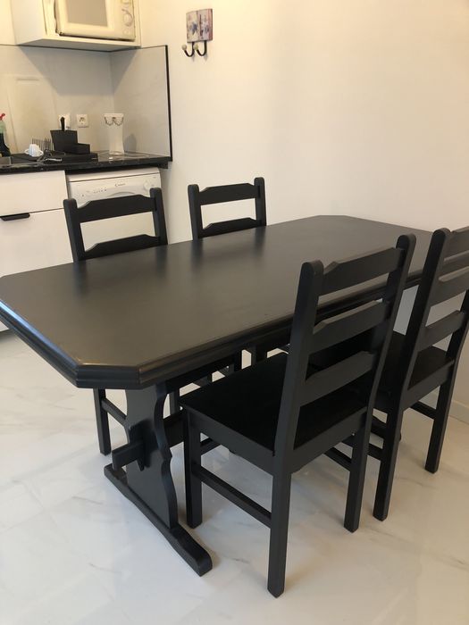 Mesa e cadeiras lacadas de preto mate