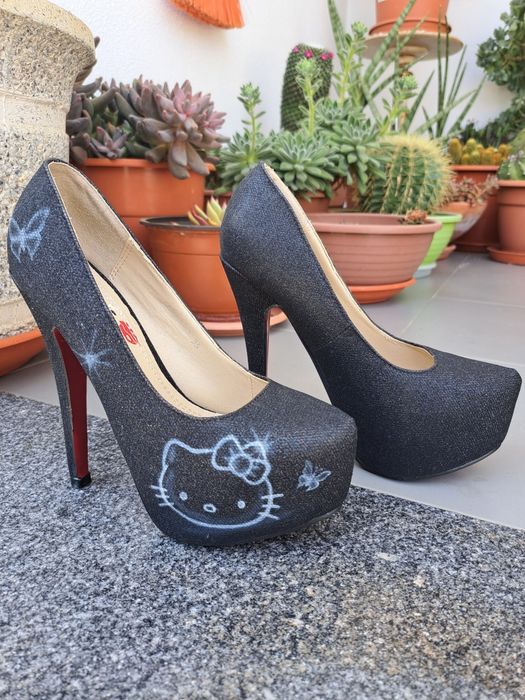 Sapatos pretos Hello Kitty