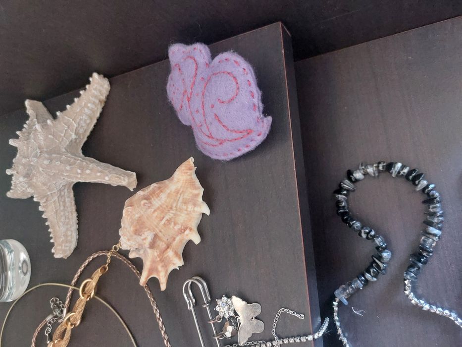 Fios pulseira e pregadeiras