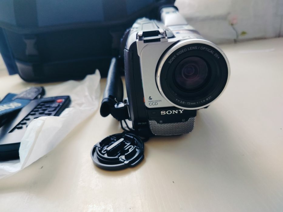 Відеокамера Sony Handycam Digital8 (Повний комплект з аксесуарами та сумкою)