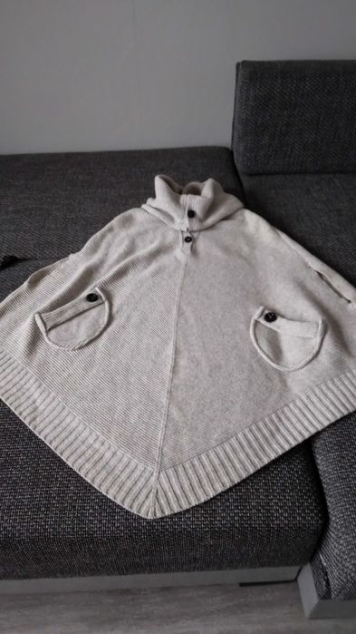 Wełniane ponczo z golfem kolor beżowy