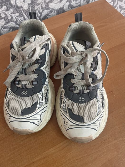 Кросовки жіночі