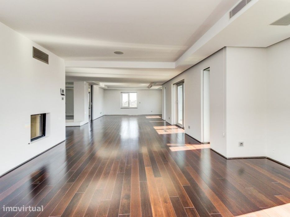 Apartamento T5 + 1 no Condomínio Jardins São Lourenço - Lisboa