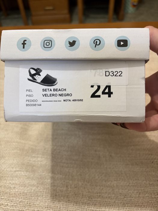 Sandálias creme OkaaSpain criança novas