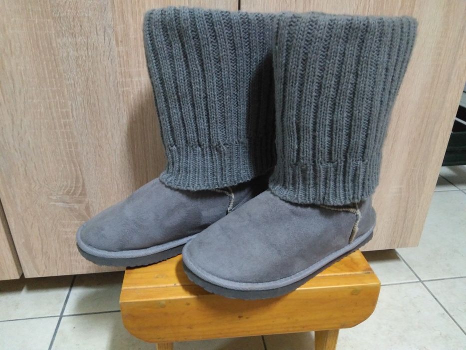 Botas com pêlo interior e efeito meia no exterior. Cinza tam 39