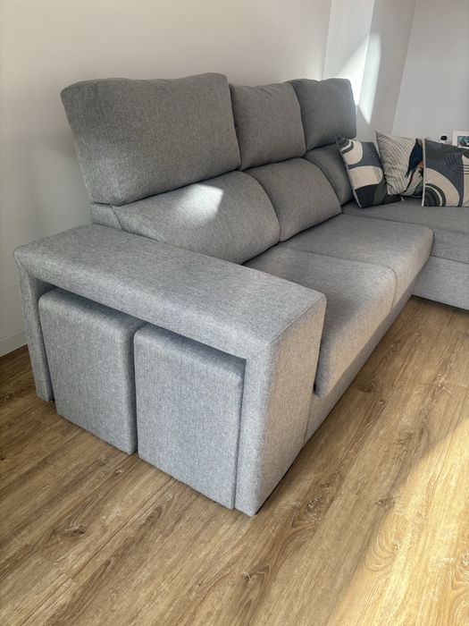 Sofá chaise longue com baú e puffs cinzento