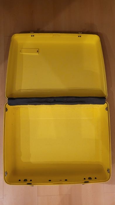 Walizka sztywna Delsey.