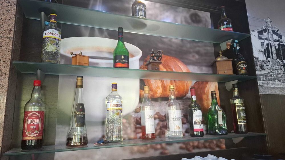 Prateleiras de vidro para café