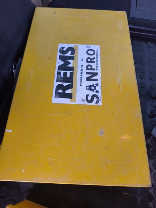 Zaciskarka do rur Rems