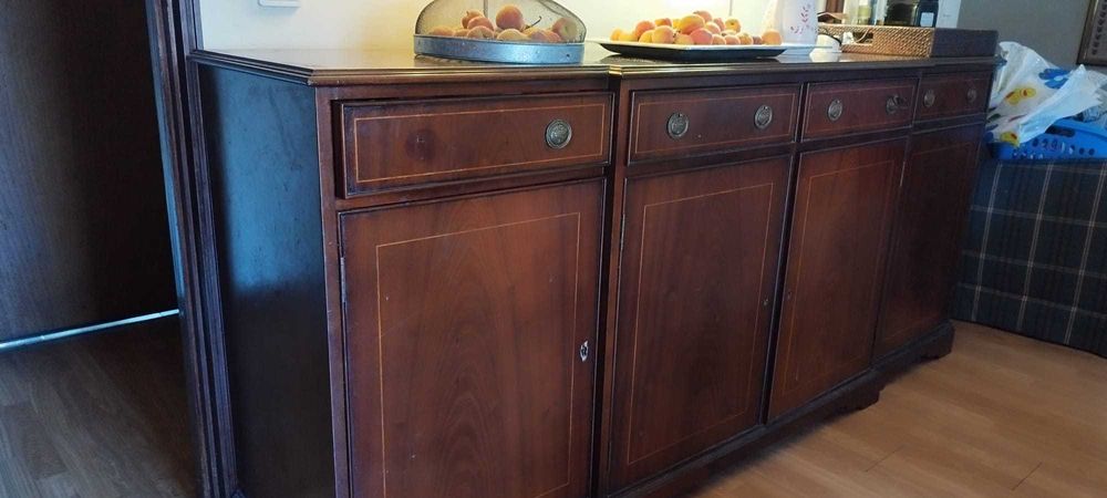 Móveis de sala de jantar - aparador e conjunto mesa e oito cadeiras