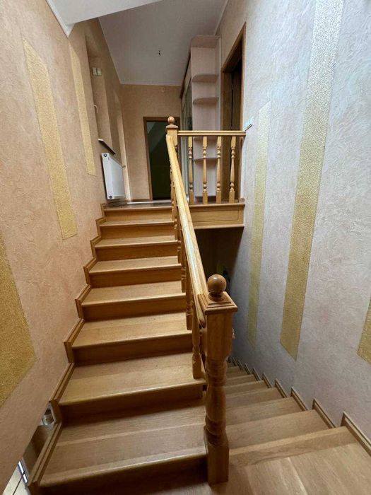 Продається двоповерховий  будинок у Брюховичах поряд з лісом