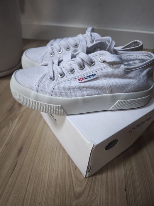 Trampki na wyższej podeszwie Superga
