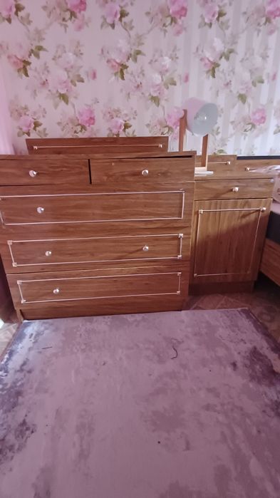 Продам меблі: комод, 2 приліжкові тумбочки, трильяж та тридверна шафа
