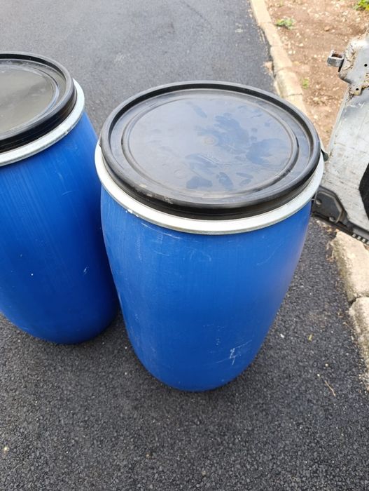 Barricas usadas de plástico