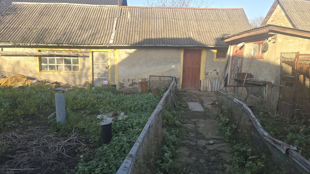 Продаж будинку з фасадною ділянкою в місті !