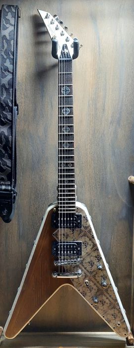Vendo guitarra personalizada peça única com o tema Paradise lost