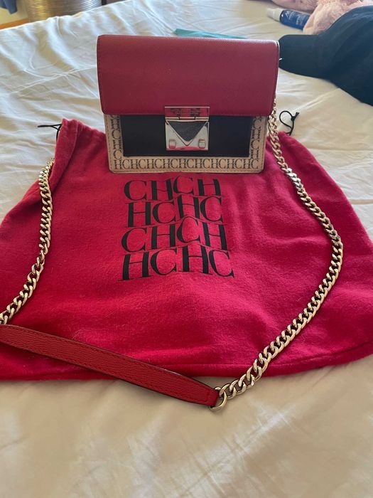 mala carolina herrera vermelha e beje com alça dourada