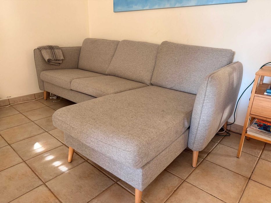 Sofá chaise longue cinzento com capas laváveis