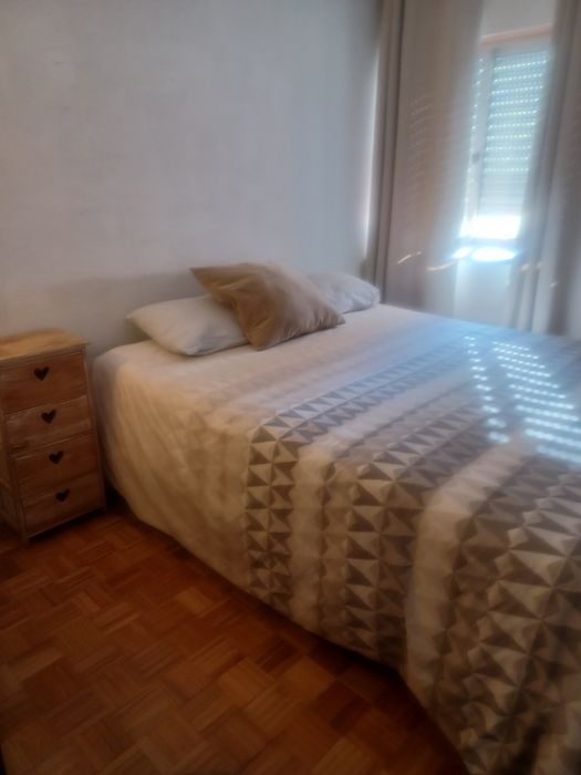 Alugo quarto ,,com cauçao.