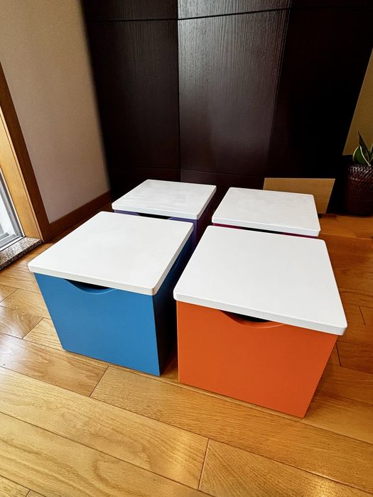 Mesa de criança c/bancos coloridos
