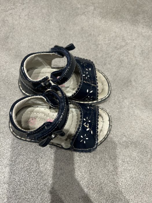 Sprzedam sandalki dzieciece rozm 20 lakierowane