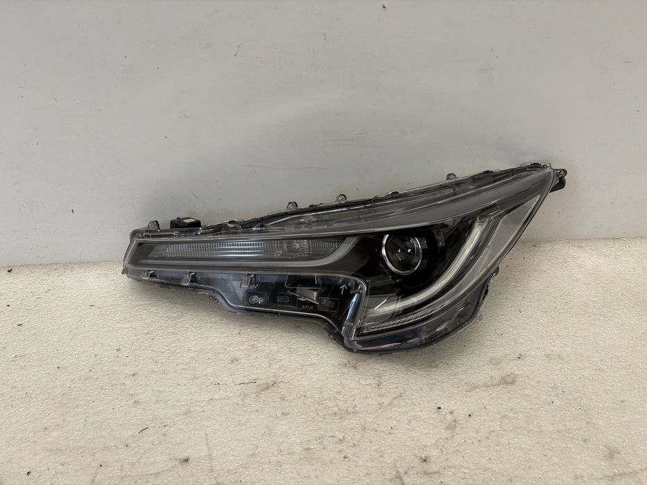 Toyota Corolla E21 hb kombi lampa lewy przód lewa przednia soczewka led