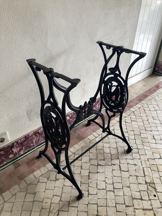 Mesa máquina costura- tampo mármore e estrutura em ferro