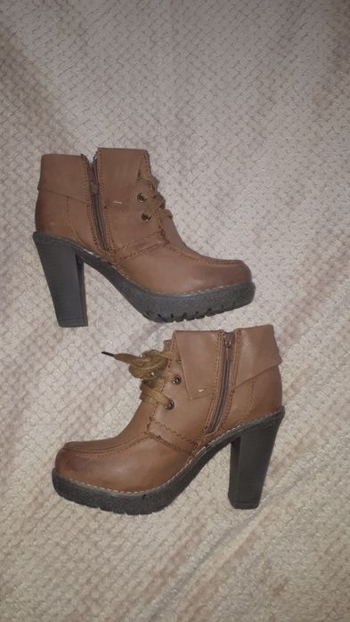 Karmelowe buty na obcasie