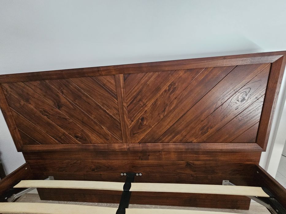 Uma cama de casal em Madeira Maciça