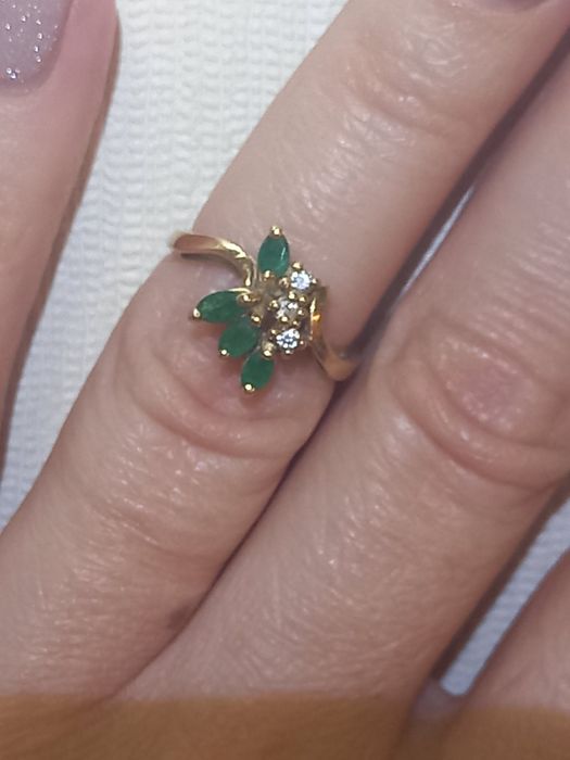 Золотое кольцо и пуссеты с изумрудами и бриллиантами