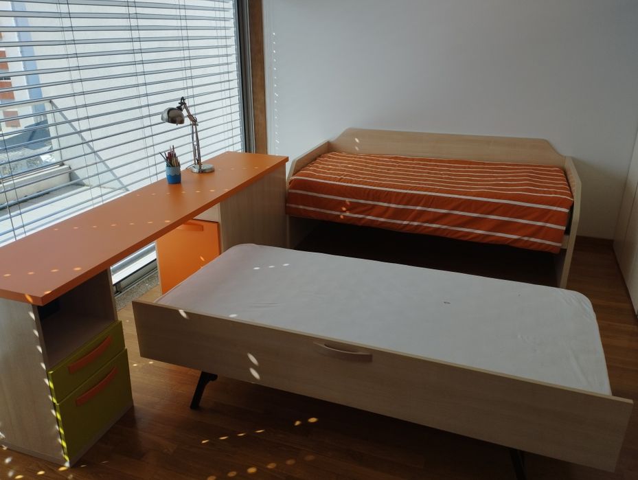 Cama com gavetão + 2 colchões + secretária + cadeira