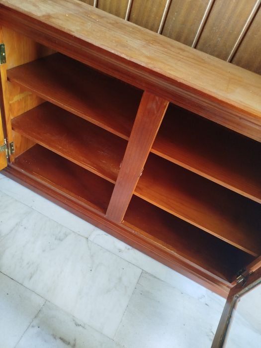 Móvel de apoio baixo em madeira