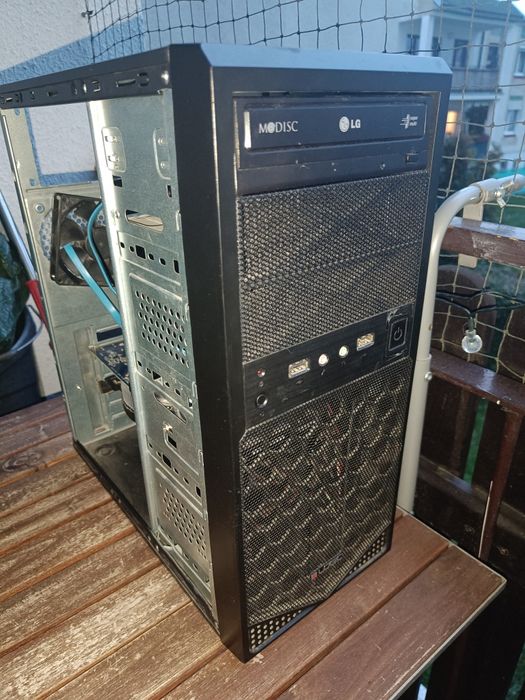 Komputer stacjonarny AMD Gigabyte DDR3 AMD Radeon PREZENT