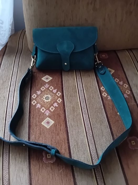 Listonoszka skórzana Vera Pelle. Zamsz butelkowa zieleń.