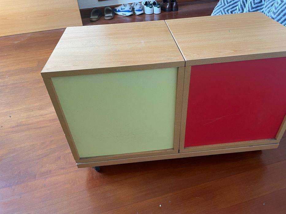 Cama individual dupla com mesinha de cabeceira com rodas