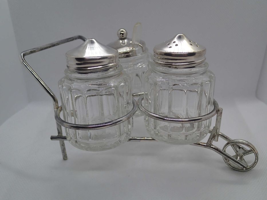 Saleiro, Pimenteiro e molheira antiga