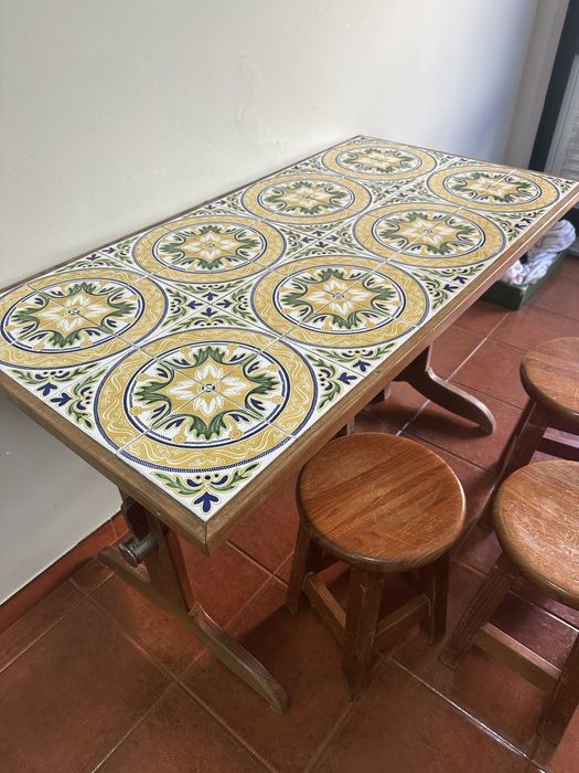 Mesa de Madeira com Tampo em Azulejo Tradicional + 4 Bancos