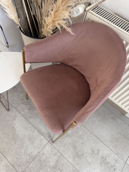 Krzeslo krzesla welur glamour zlote nogi pudrowy roz muszelka
