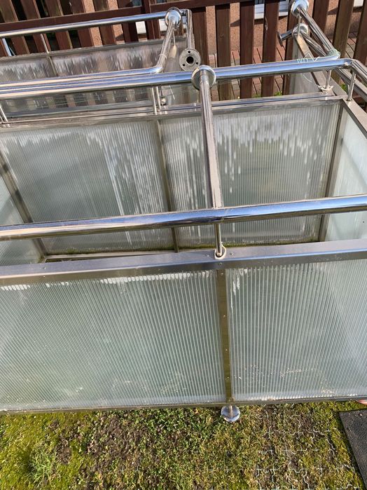 Balkony i balustrady ze stali nierdzewnej.