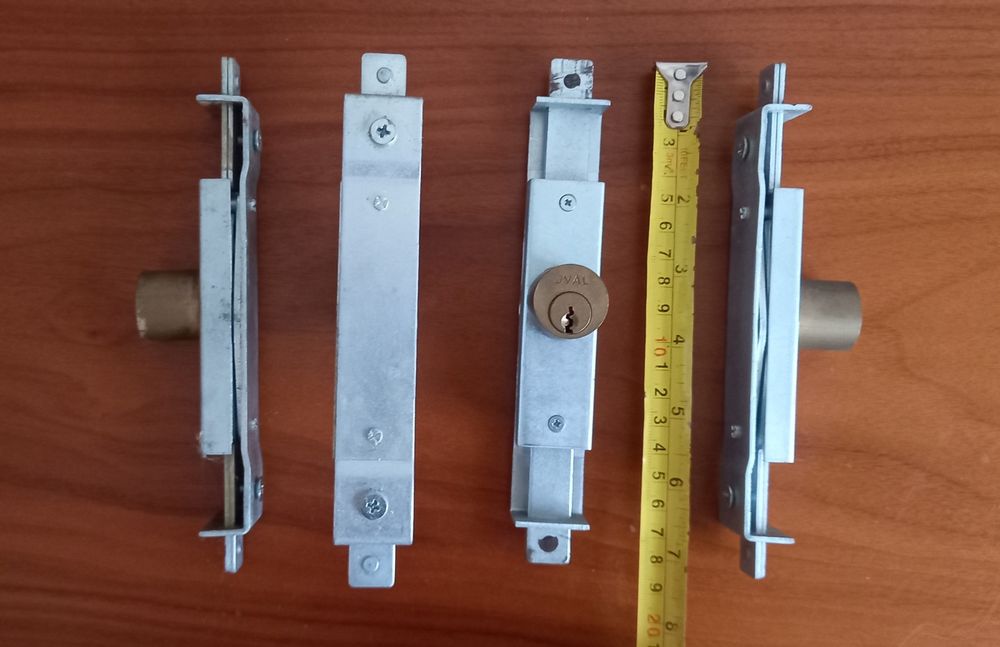 Fechadura Para Grade Lagarta (interna) 15€ a unidade (4 disponíveis)