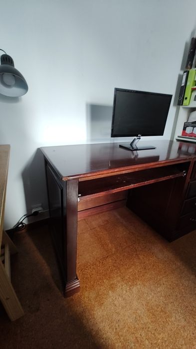 Cama, Mesa de Cabeceira e Secretária em Mogno