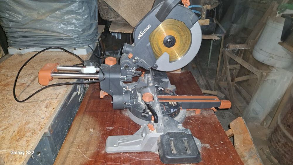 Торцювальна пила Evolution R255SMS 255 мм з протяжкою, 2000 Вт